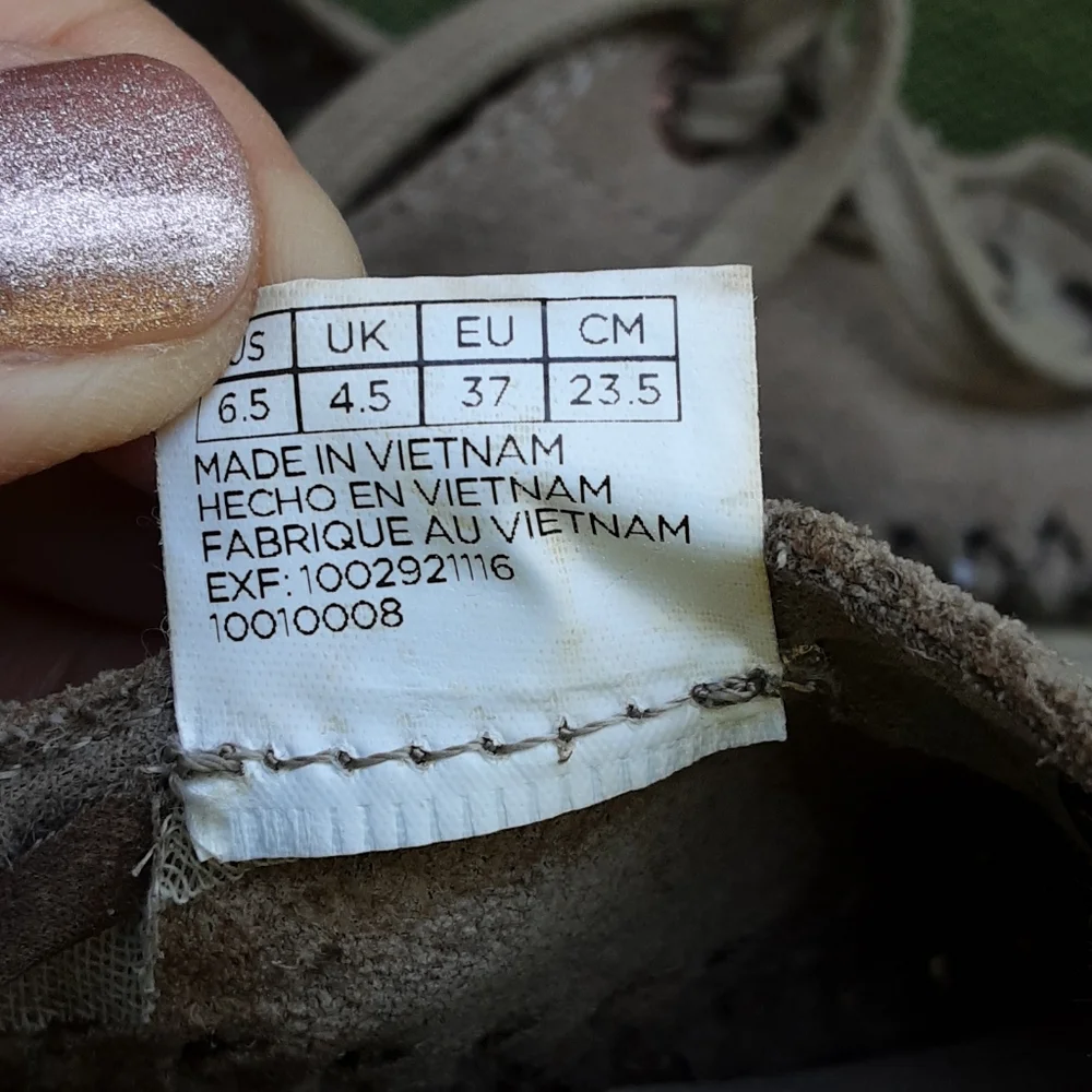 Toms suede lace up fashion sneaker. Size 6.5.